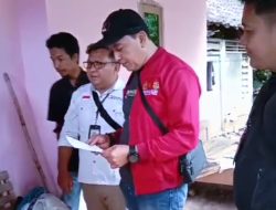 Khomisa Kurnia Indra (Bawaslu Banyuwangi) jaket merah, didampingi Pawascam Kalipuro saat melakukan pengawasan langsung ke rumah warga. (Irham/indonesiadaily.net)