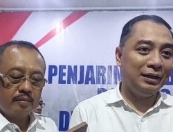 Eri dan Armuji di Kantor DPC Demokrat Surabaya.(Fino/indonesiadaily.net)