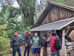 Saat Bawaslu Banyuwangi melakukan patroli dan sampling.(Irham/indonesiadaily.net)