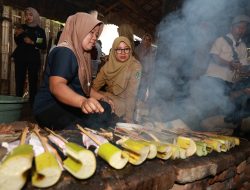 Saat Bupati Banyuwangi Melihat Proses Pembuatan Ikan Asap.(istimewa/indonesiadaily.net)