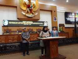Bupati Banyuwangi melakukan penandatanganan usai pengesahan Perda LPJPD Banyuwangi Tahun 2025 - 2045. (Irham/indonesiadaily.net)