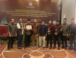KPU Banyuwangi memberikan penghargaan kepada tiga kecamatan.(irham/indonesiadaily.net)