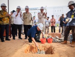 MenKopUKM Teten Masduki saat melakukan Ground Breaking Pembangunan Pabrik Minyak Makan Merah Koperasi Unit Desa (KUD) Sejahtera di Kabupaten Musi Banyuasin, Sumatra Selatan.(istimewa/indonesiadaily.net)