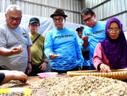 Sekretaris Kementerian Koperasi dan UKM (SesKemenKopUKM) Arif Rahman Hakim saat berkunjung ke Koperasi Produsen GLB di Desa Cisalak, Kabupaten Subang, Jawa Barat.(istimewa/indonesiadaily.net)