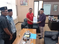Gus Didin didampingi jajaran pengurus Baznas Jombang saat serahkan surat pengunduran diri kepada Sekda Agus Purnomo. (Prayo/indonesiadaily.net)