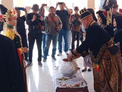 Prosesi kirap air tujuh.( Prayo/indonesiadaily.net)