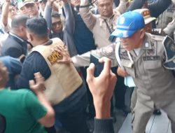 Petugas gabungan dan warga penghuni saling dorong.(Prayo/indonesiadaily.net)