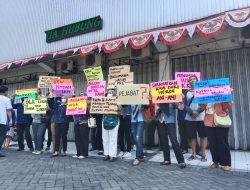 Pekerja ruko simpang tiga jombang unjuk rasa dengan membawa berbagai poster. (Prayo/indonesiadaily.net)