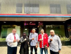 Kuasa hukum korban, dari Perkumpulan Advocate Moeslem Indonesia atau PERADMI, Nurhana Amin bersama korban penganiyaan di Polda Metro Jaya.(istimewa/indonesiadaily.net)