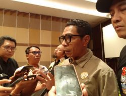 Ketua Bawaslu Banyuwangi Adrianus Yansen Pale saat diwawancarai. (Irham/indonesiadaily.net)