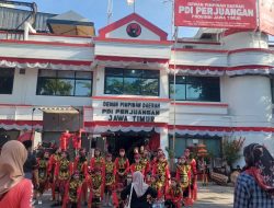 Persiapan di kantor PDIP Jatim yang berlokasi di Jalan Rata Kendangsari Industri.(Fino/indonesiadaily.net)