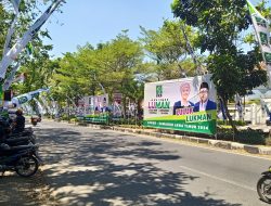 Jalan Tenggilis menuju kantor KPU Jawa Timur dipenuhi baliho pasangan Luluk-Lukman. (Fino/indonesiadaily.net)