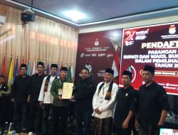 Saat pasangan Gus Makki dan Ali Ruchi mendaftar di KPU Banyuwangi. (Irham/indonesiadaily.net)