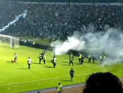Suasana kericuhan di pertandingan Arema FC vs Persebaya Surabaya di Stadion Kanjuruhan (1/10/2022).(istimewa/indonesiadaily.net)