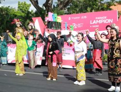 Para pelajar di Banyuwangi mengikuti karnaval kebangsaan.(Irham/Indonesiadaily.net)