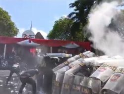 Anggota Polresta Banyuwangi saat simulasi sistim pengamanan situasi ricuh dan calon bupati saat kampanye. (Irham/indonesiadaily.net)