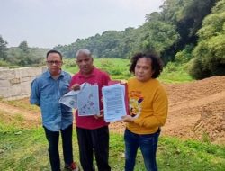 Mantan Pimpinan DPRD Kabupaten Jayapura, Mozes Y Kalem bersama tim kuasa hukumnya, Deolipa Yumara.(istimewa/indonesiadaily.net)