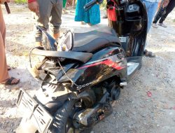 Sepeda motor ringsek usai ditabrak mobil pick up di Jombang.(istimewa/indonesiadaily.net)
