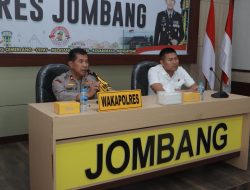 Wakapolres Jombang, Kompol Hari Kurniawan saat preskon di Mapolres Jombang.(istimewa/indonesiadaily.net)
