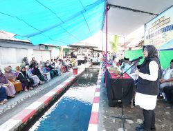 Saat Bupati Banyuwangi di depan warga Genteng.(istimewa/indonesiadaily.net)