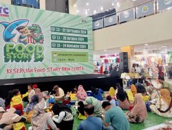 Suasana kompak ibu dan anak dalam lomba mewarnai di ITC Surabaya.( Lau/indonesiadaily.net)