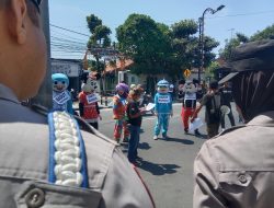 Aksi FRMJ dengan badut di kejari Jombang. (Prayo/indonesiadaily.net)