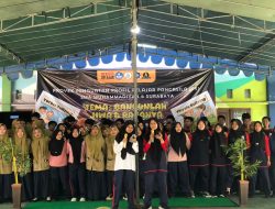 Para siswa SMA Muhammadiyah 4 Surabaya saat membacakan puisi.(Lau/indonesiadaily.net)