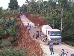 Pemerintah Desa (Pemdes) Ciherang Pondok, Kecamatan Caringin Kabupaten Bogor melakukan betonisasi akses jalan RW 02 Kampung Bojong Koneng. (Istimewa/indonesiadaily.net)