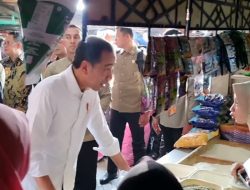 Presiden Jokowi saat di Pasar Dukuh Kupang Surabaya. (Istimewa/indonesiadaily.net)