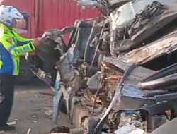 Kondisi mobil elf setelah mengalami kecelakaan. (istimewa/indonesiadaily.net)