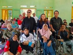 Enot Sugiarto usai sosialisasi pilkada kepada penyandang disabilitas. (Istimewa/indonesiadaily.net)