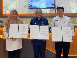 Kepala Dinsos PPKB, Ketua Pengadilan Agama dan Kepala Dinkes Banyuwangi menunjukkan MoU.(Istimewa/indonesiadaily.net)
