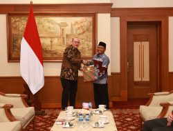 Sugirah saat menerima surat tugas. (Istimewa/indonesiadaily.net)