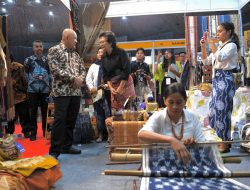 MenKopUKM Teten Masduki saat membuka acara Pameran Inacraft on October Vol 3 bertema Youthpreneurs, Make it at Market di Jakarta Convention Center, Jakarta.(Istimewa/Indonesiadaily.net)