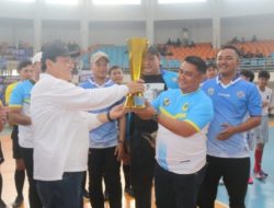Pj Bupati Bogor, Bachril Bakri membuka kompetisi futsal yang diselenggarakan Dewan Pimpinan Daerah (DPD) Komite Nasional Pemuda Indonesia (KNPI) Kabupaten Bogor, di Laga Tangkas Pakansari, Cibinong, Minggu (20/10/2024).(istimewa/indonesiadaily.net)