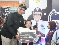 Sekretaris Daerah ( Sekda) Kabupaten Bogor, Ajat Rochmat Jatnika saat memberikan medali dan uang pembinaan.(istimewa/indonesiadaily.net)