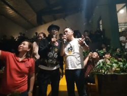 Imam Budi Hartono saat mendengar keluhan anak muda di Kafe Bajawa. (Istimewa)