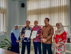 Direktur Universitas Pendidikan Indonesia (UPI), Supriadi (kedua dari kiri/batik hitam) menjalin kerja sama dengan Direktur Utama PT Pelayaran Samudera Rizqi (PSR), Wisnu Setia Lengkana (ketiga dari kanan/batik merah), di Serang (18/12/2024). Kerja sama tersebut dilakukan untuk mempererat hubungan perguruan tinggi, khususnya UPI dengan PT PSR sebagai pelaku usaha kelautan logistik.(istimewa/indonesiadaily.net)