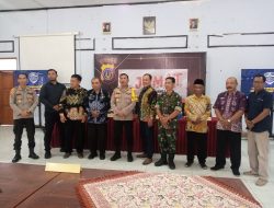 Kapolres Kulon Progo, AKBP Wilson Bugner F. Pasaribu, beserta jajarannya dan Camat Pengasih, Sunaryo dalam kegiatan Jumat Curhat di Balai Desa Sendangsari, Pengasih, Kulon Progo, Jumat (3/1/2025).(istimewa/indonesiadaily.net)