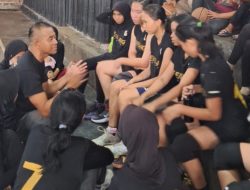 Chandra Maulana, atau yang akrab disapa Kak Ichan saat sedang memberi arahan kepada tim basket putri Gemilang Academy Basketball.(istimewa/indonesiadaily.net)