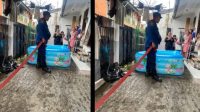Damkar Ciomas Bantu Warga Isi Kolam Karet Demi Kebahagiaan Anak