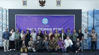 Komunitas pers, dari KTP2JB, Dewan Pers, PWI, AJI, SMSI, AMSI, ATVSI, IJTI, SPS, PR2Media, LBH Pers, Indonesia Digital Association, dan para tokoh pers menyatakan penolakan atas lampiran III di halaman 39 Pasal 3.3 Persyaratan bagi Penyedia Layanan Digital pada perjanjian RI dan AS dalam pertemuan yang digelar oleh Komite Tanggung Jawab Perusahaan Platform Digital untuk Mendukung Jurnalisme Berkualitas (KTP2JB) di Hall Dewan Pers, Jakarta Pusat, Selasa (24/2/2026). (Foto Dok KTP2JB)