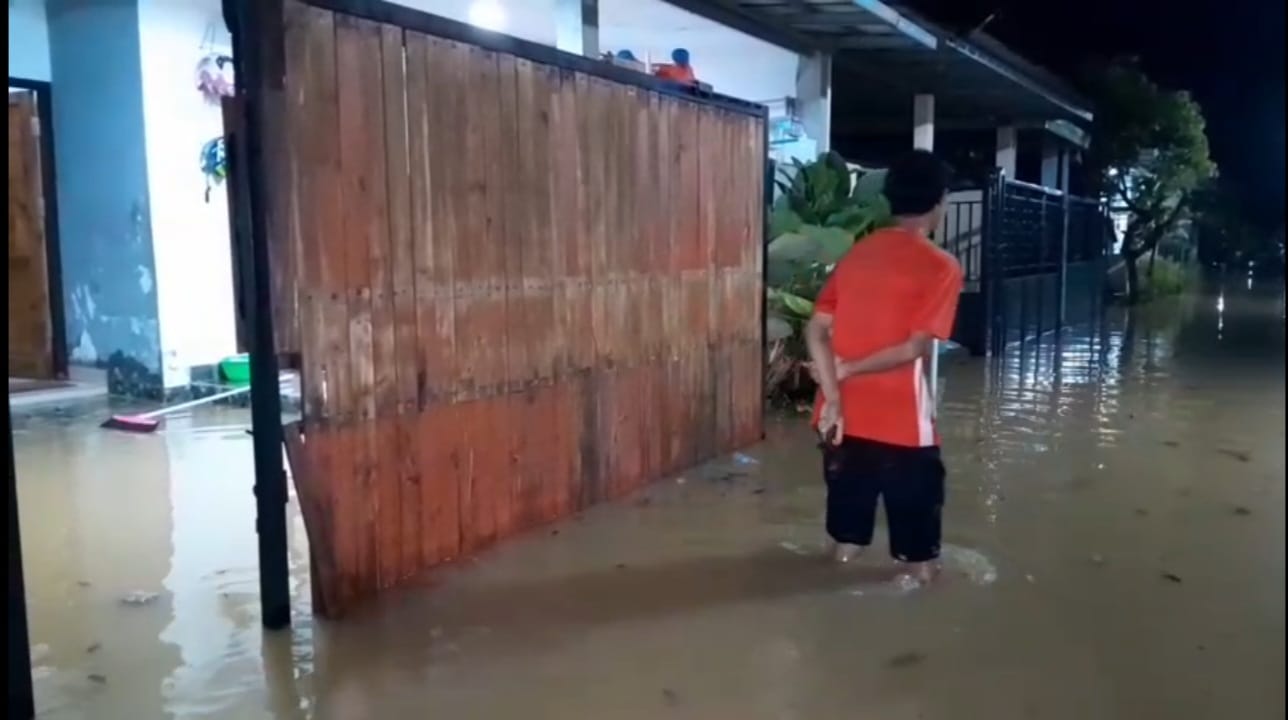 2 Hari Terendam Banjir 1 Meter, Ratusan Warga Puri Harmoni 8 Mengungsi di Masjid